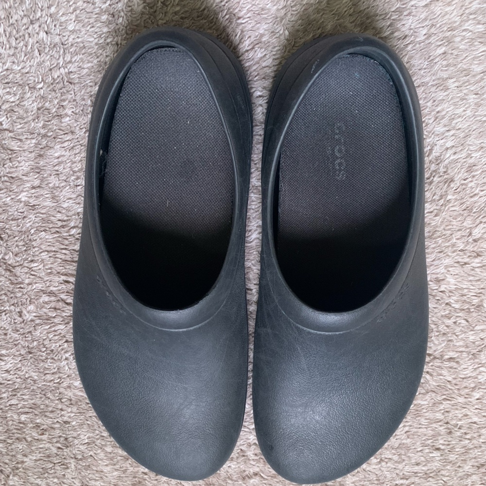 CROCS lock . slip resistant..non- marking .Work shoes unisex size M 7 W 9.